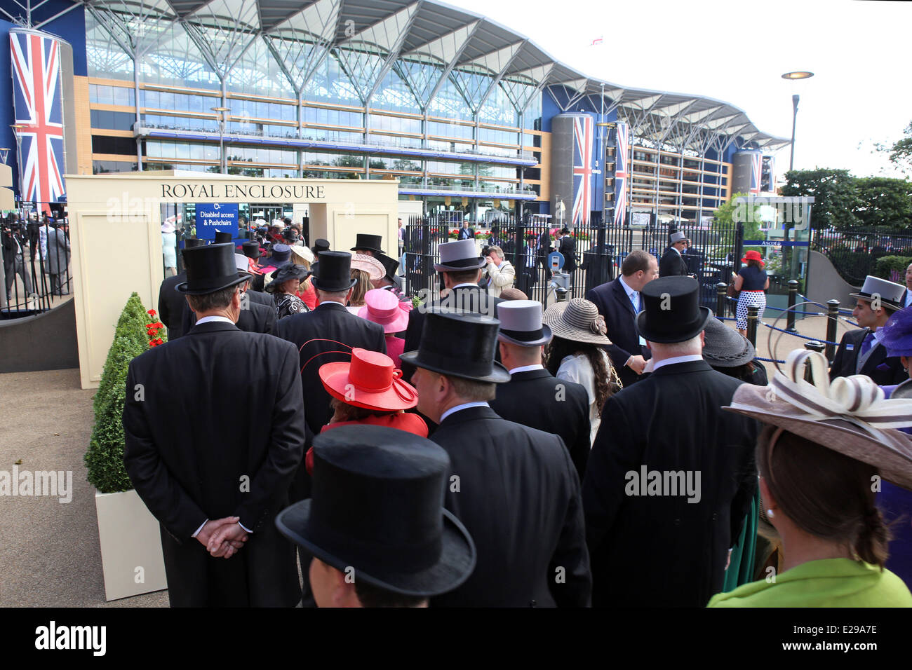 Ascot, Berkshire, UK. 17th June, 2014. Racegoers at the entrance to the Royal Enclosure. Ascot racecourse. (Zuschauer, Besucher, Publikum, Eingang, Eintritt, Royal Enclosure, Mode, modisch, Eleganz, elegant, Zylinder, Huete, Fashion, Tribuene, TribŸne, HŸte) 500D170614ROYALASCOT.JPG (c) Frank Sorge Credit:  Caro /Alamy Live News Stock Photo