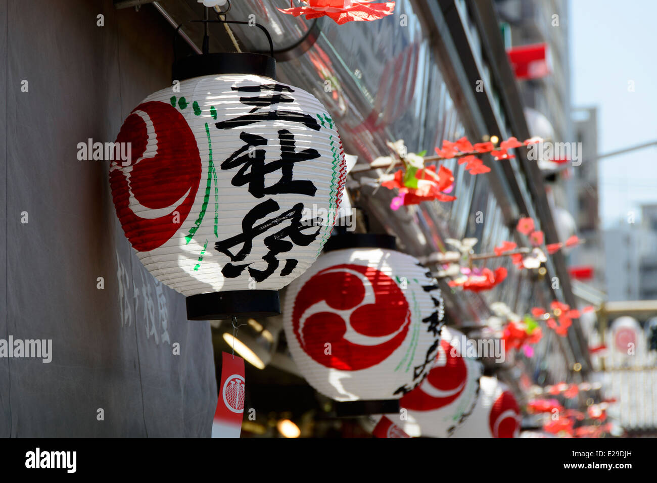Lanterns line up in Nakamise Dori Street, Taito, Tokyo, Japan Stock Photo