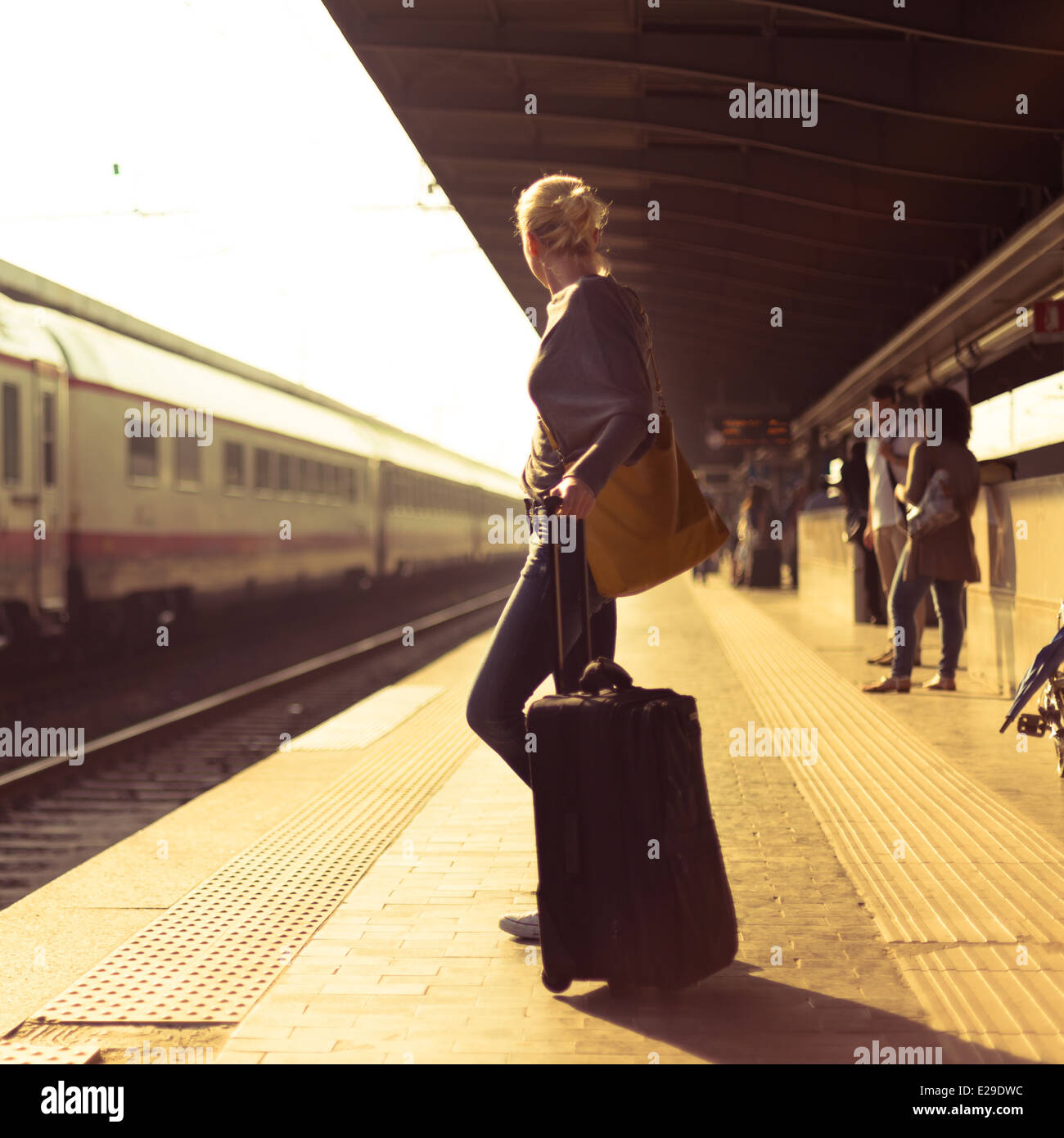 Вечером уезжать собиралась. Девушка на вокзале с чемоданом. Девушка на перроне вокзала. Фотосессия на вокзале с чемоданом. Девушка с чемоданом уходит.