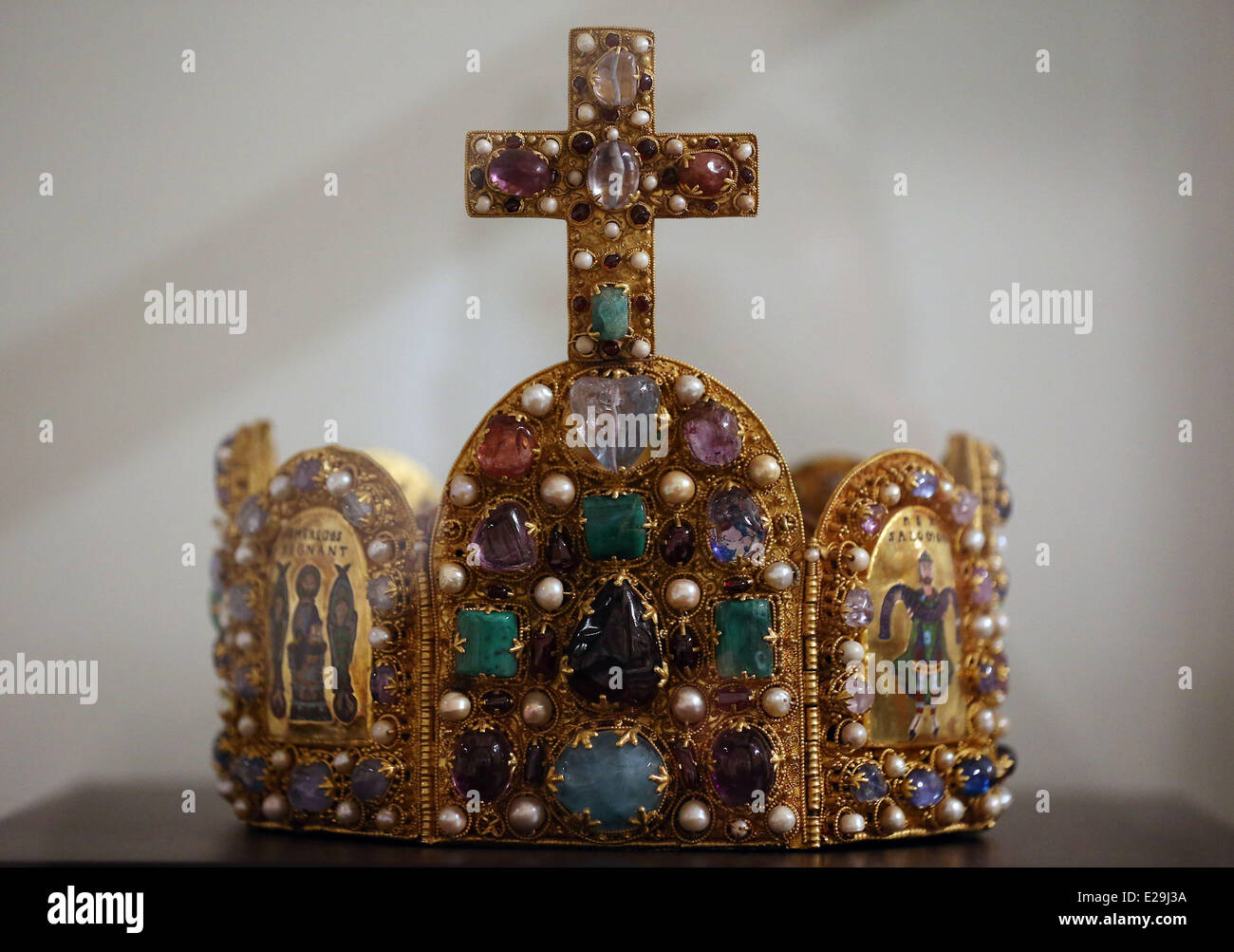 Charlemagne Crown Hi Res Stock Photography And Images Alamy