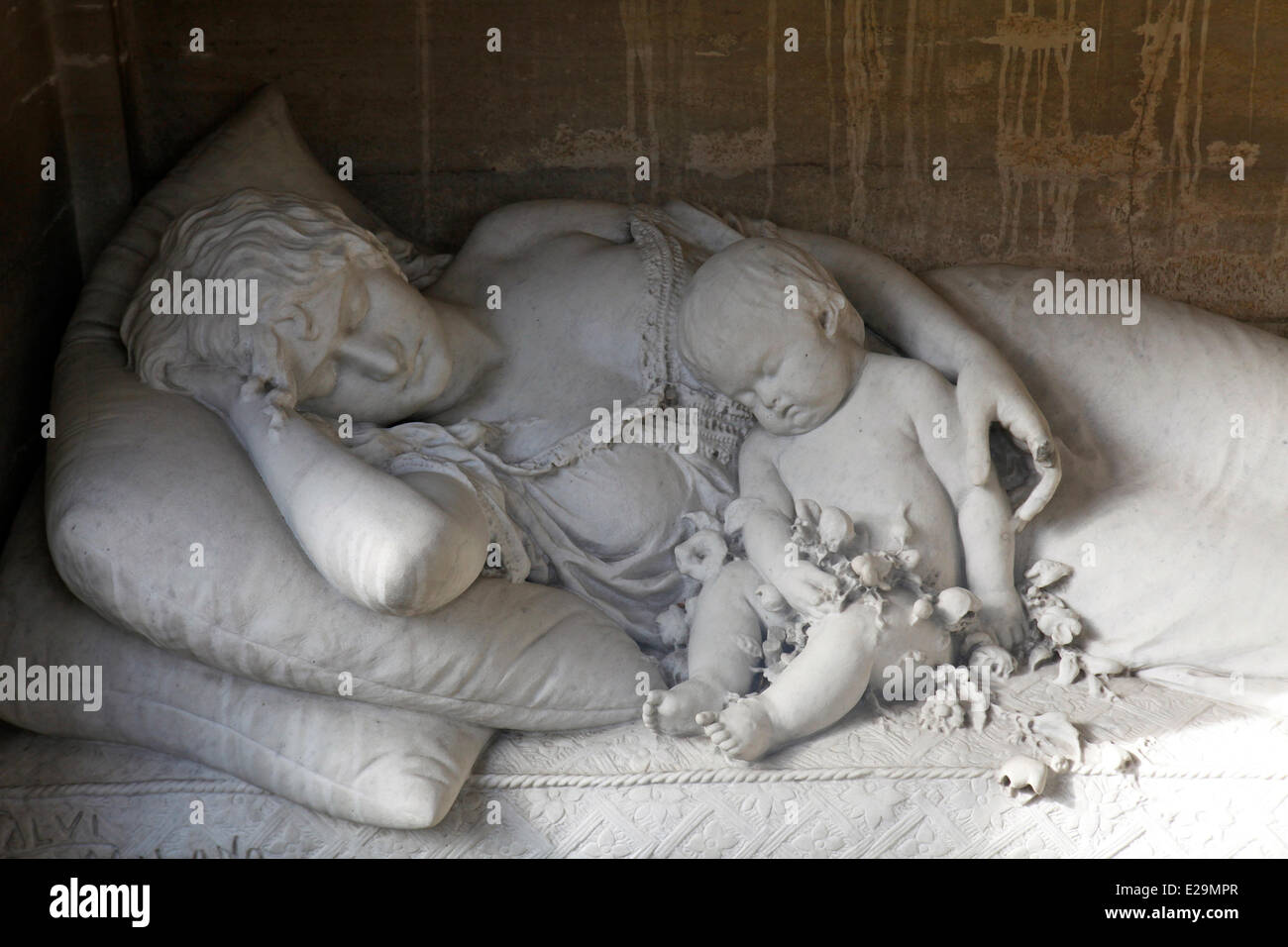 Argentina, Buenos Aires, La Recoleta Cemetery, the family Viviani Rossi's tomb, sculpture of a mother with her child Stock Photo