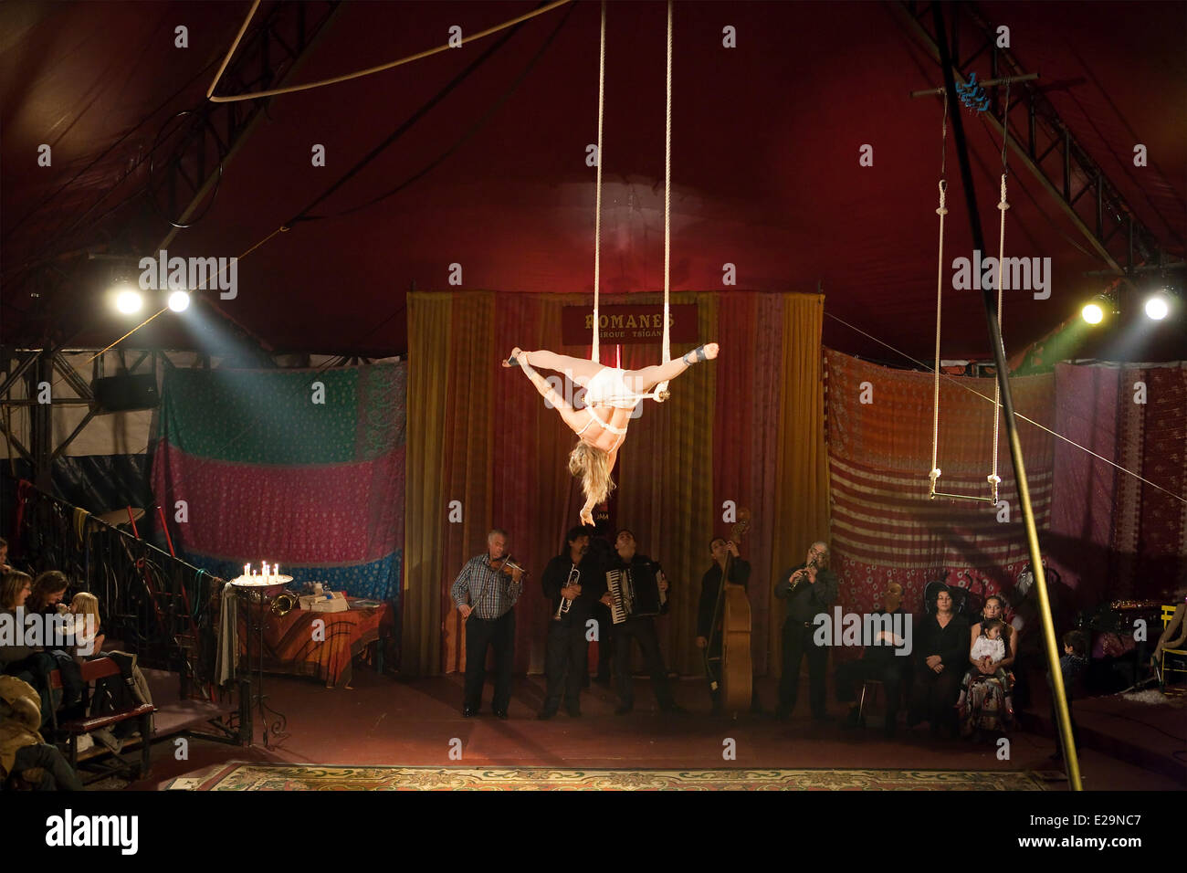 France, Paris, Cirque Tsigane Romanes (Romanes Tsigane Circus), trapeze artist Stock Photo