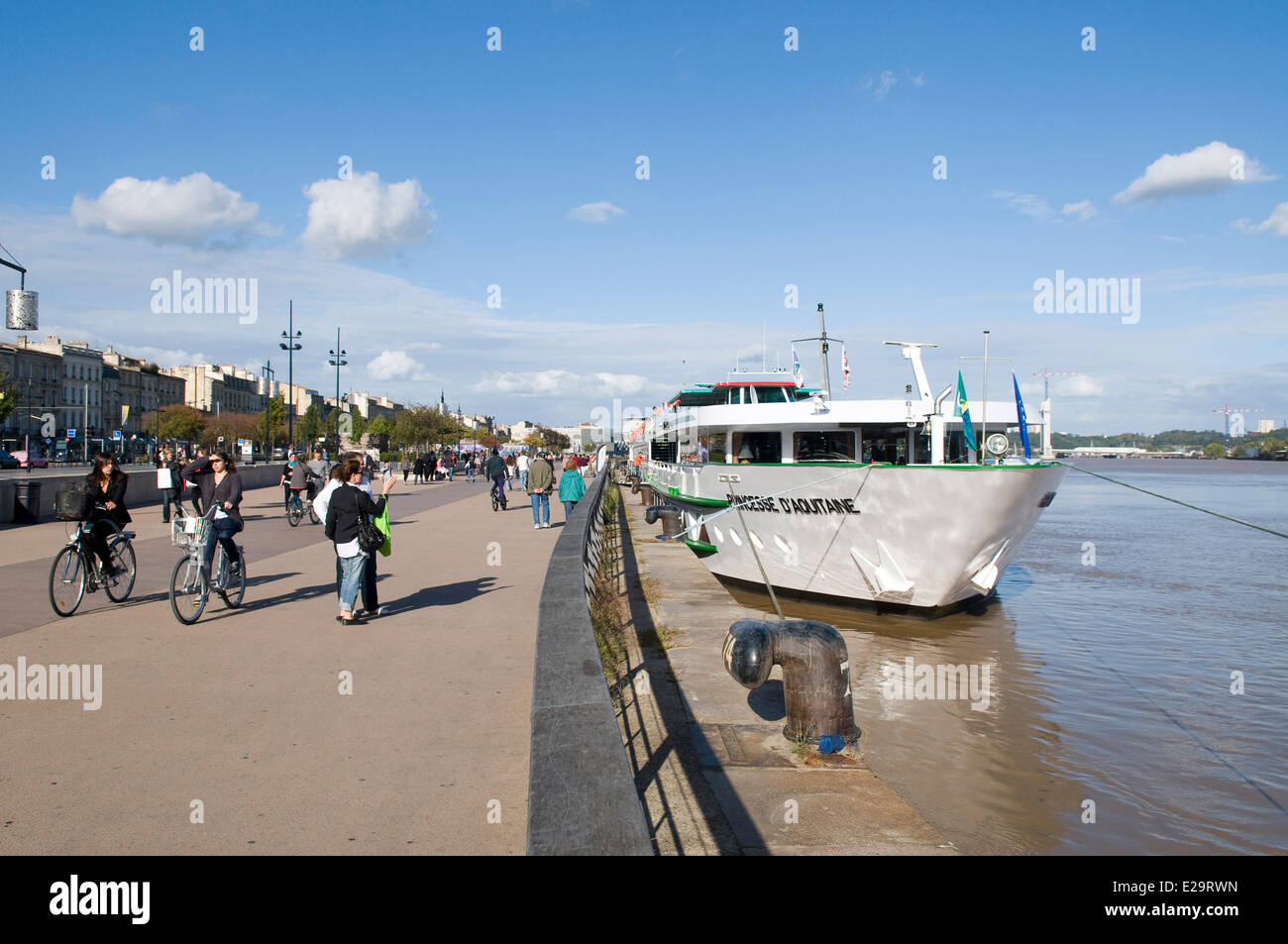 France, Gironde, Bordeaux, walkers and ship of river cruise Princess d'Aquitaine belonging to the company Croisieurope along Stock Photo
