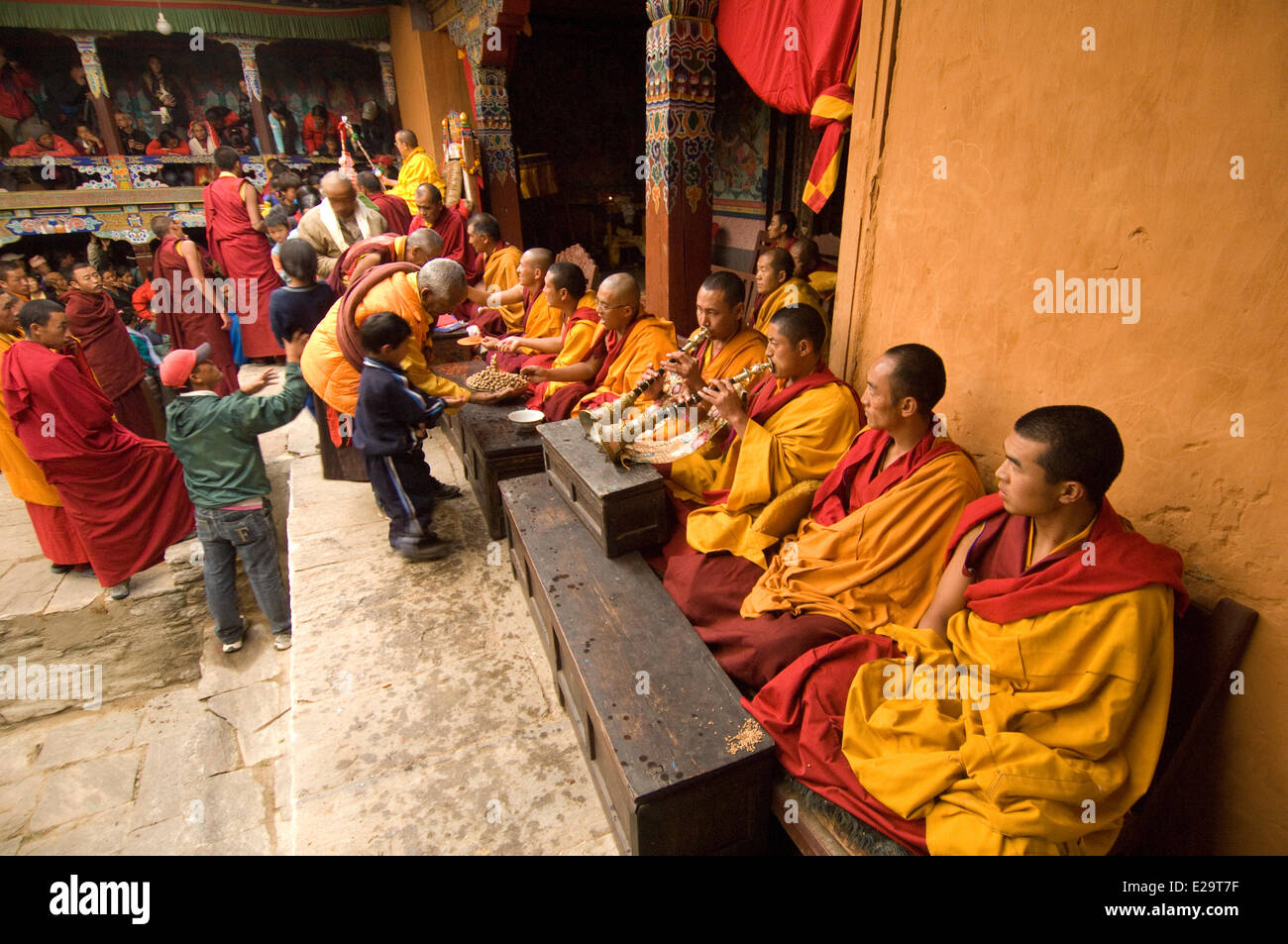 Nepal, Sagarmatha Zone, Solu Khumbu District, Chiwong Monastery, sherpa festival of Mani Rimdu, distribution to the pilgrims of Stock Photo