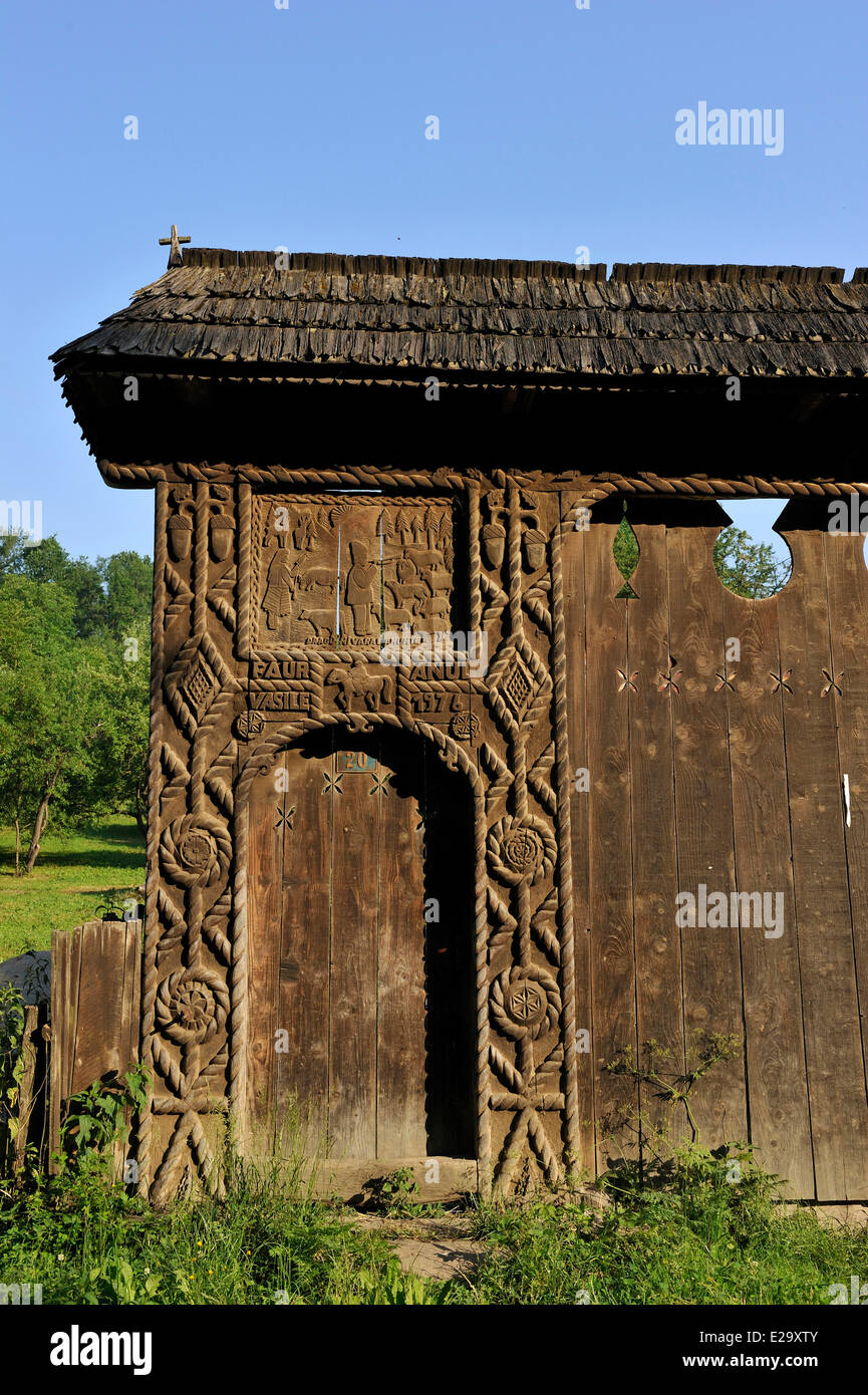 Romania, Carpathian Mountains, Maramures region, Cosau valley, Calinesti, wooden gate Stock Photo