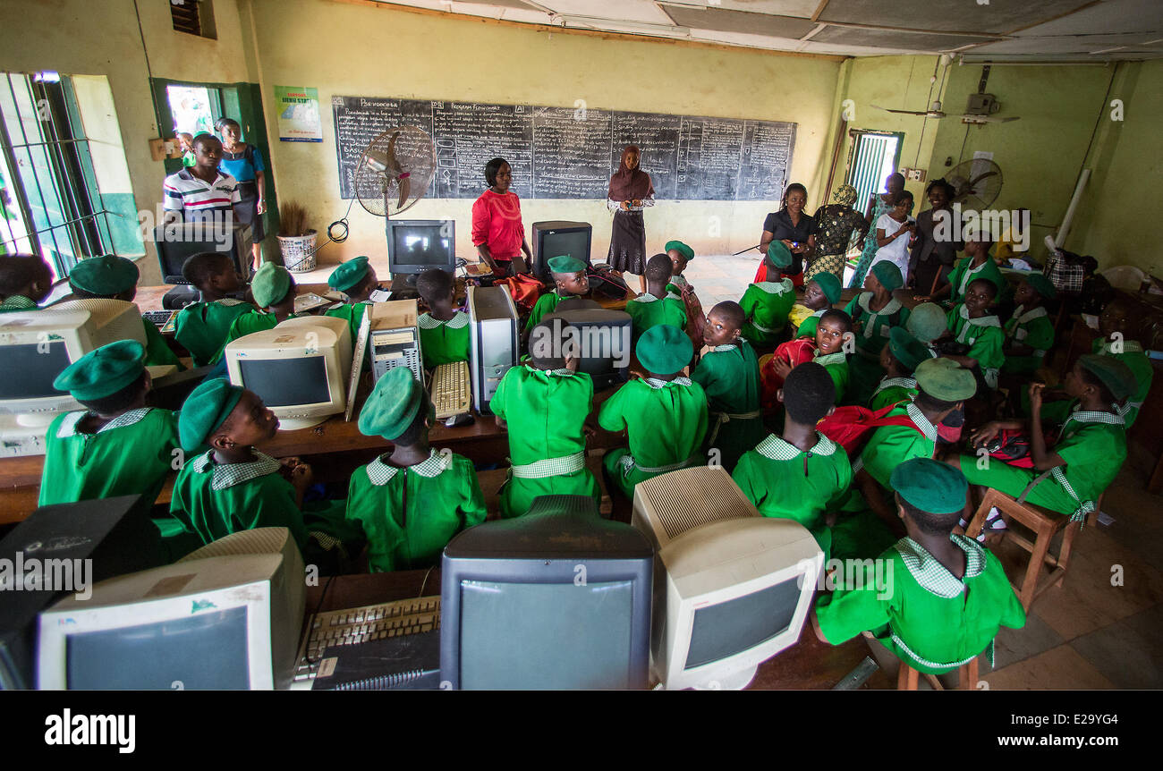 Ijebu Ode, Nigeria. 11th June, 2014. Students attend a class session at the Muslim Girl's High School in Ijebu Ode, Nigeria, 11 June 2014. The state-run secondary school is a school for girls only with predominantly Muslim students attending, aged between 11 and 18. Photo: Hannibal Hanschke/dpa/Alamy Live News Stock Photo