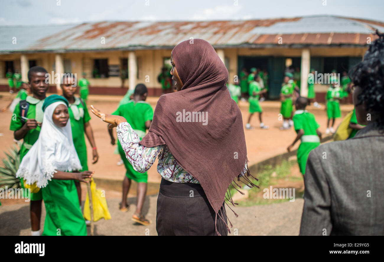 Ijebu Ode, Nigeria. 11th June, 2014. Students and teachers of the Muslim Girl's High School arrive at their school in Ijebu Ode, Nigeria, 11 June 2014. The state-run secondary school is a school for girls only with predominantly Muslim students attending, aged between 11 and 18. Photo: Hannibal Hanschke/dpa/Alamy Live News Stock Photo