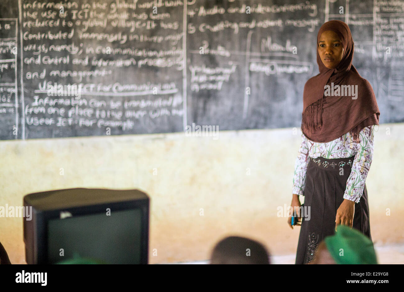 Ijebu Ode, Nigeria. 11th June, 2014. A teacher stands at a blackboard during a class session at the Muslim Girl's High School in Ijebu Ode, Nigeria, 11 June 2014. The state-run secondary school is a school for girls only with predominantly Muslim students attending, aged between 11 and 18. Photo: Hannibal Hanschke/dpa/Alamy Live News Stock Photo