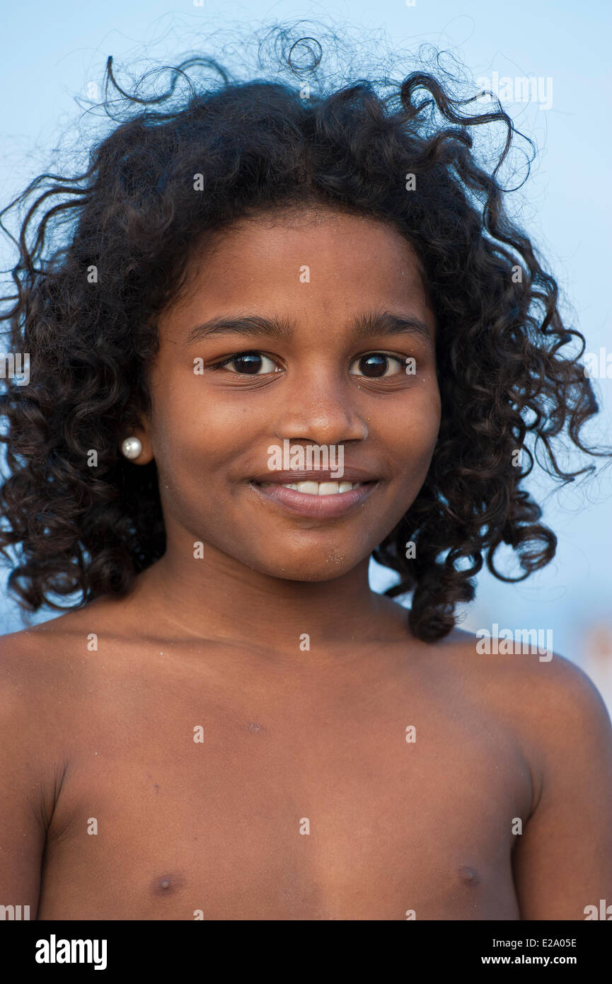 India, Tamil Nadu State, Chennai (Madras), tamil child at the busy Marina  Beach on sunday afternoon Stock Photo - Alamy