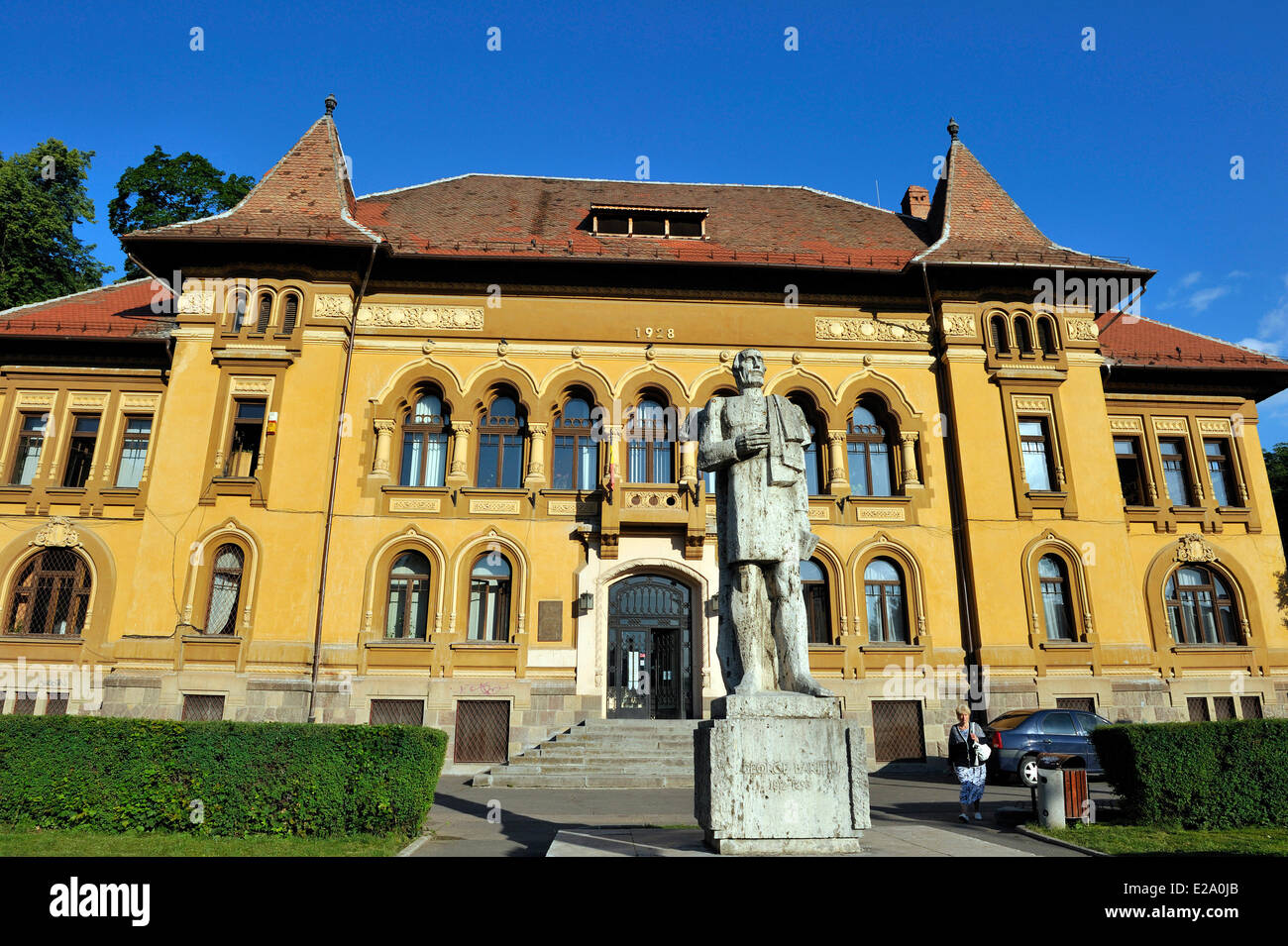 Romania, Transylvania, Brasov, George Baritiu statue in front of the  biblioteca Stock Photo - Alamy