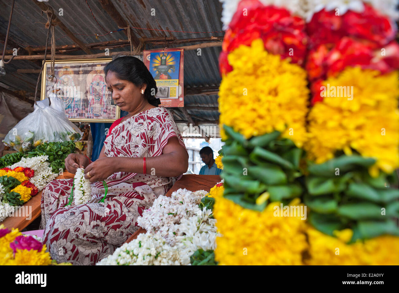 India, Tamil Nadu state, Tiruvannamalai, offerings saleswoman in front of the Arunachaleswarar temple where Shiva is worshiped Stock Photo