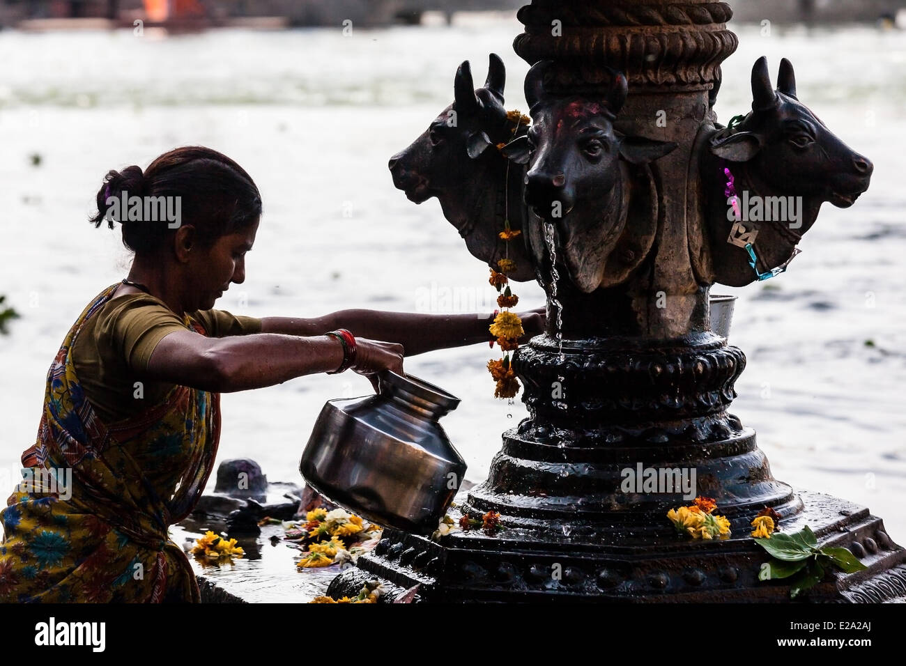 India, Maharashtra state, Nashik, woman collecting water at the fountain in the Godavari river Stock Photo