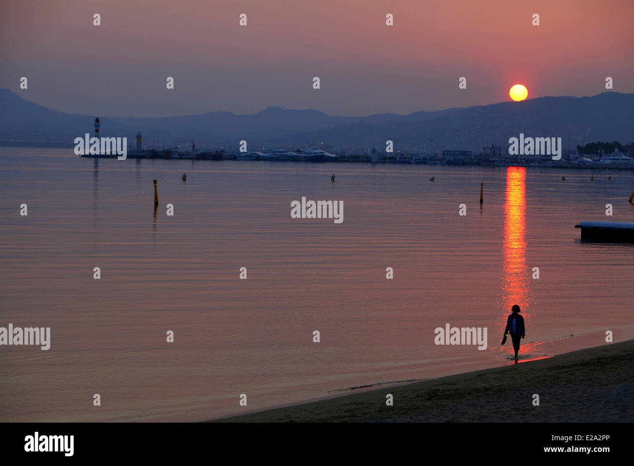 France, Alpes Maritimes, Cannes, La Croisette beach, in the background the Massif de l'Esterel Stock Photo