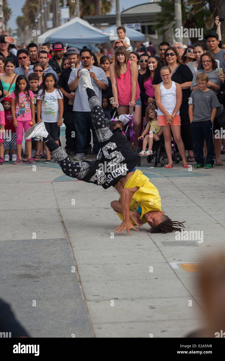 Break dancing on Venice Beach in Los Angeles Stock Photo - Alamy