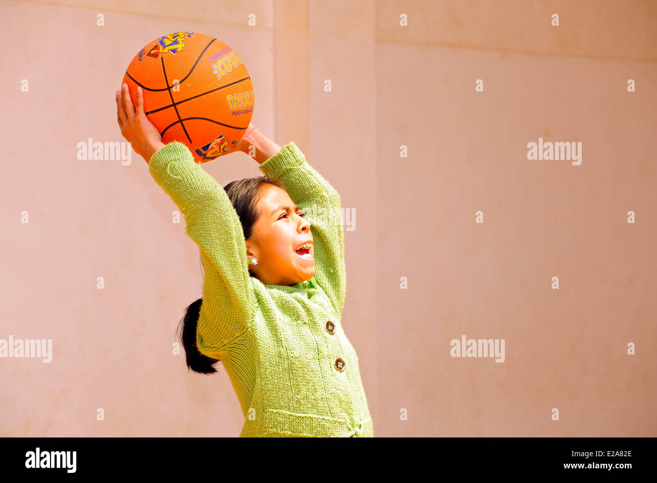 Peru, Cuzco Province, Cuzco, self defense session in the gymnasium of