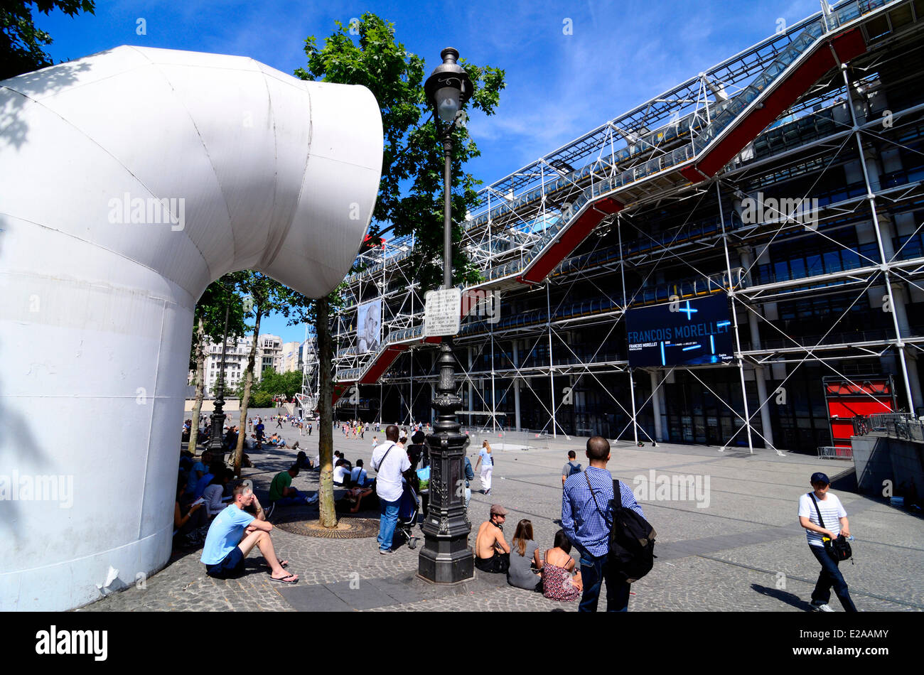 France, Paris, Centre Pompidou or Beaubourg, by architects Renzo Piano, Richard Rogers and Gianfranco Franchin Stock Photo
