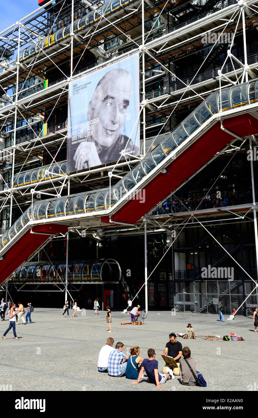 France, Paris, Centre Pompidou or Beaubourg, by architects Renzo Piano, Richard Rogers and Gianfranco Franchin Stock Photo