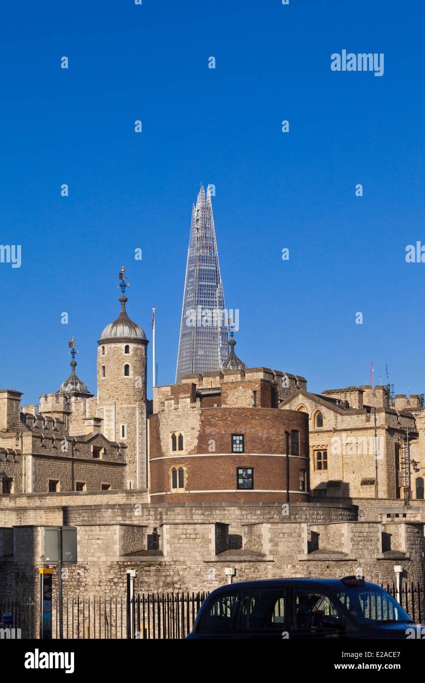 United Kingdown, London, the City, the Tower of London and the Shard London Bridge Tower by architect Renzo Piano, the tallest Stock Photo
