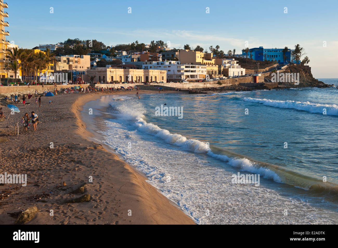 Olas altas hi-res stock photography and images - Alamy