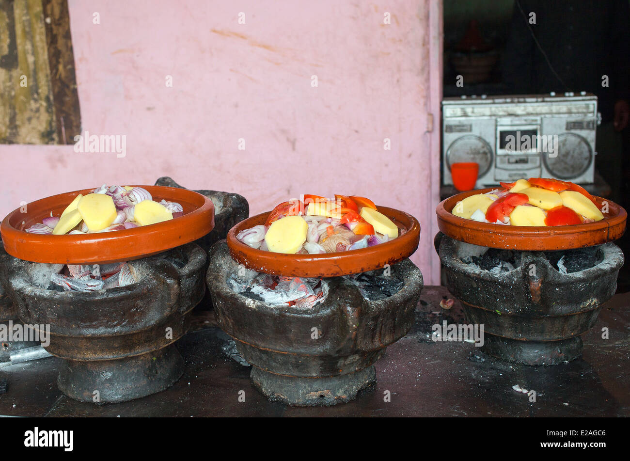 Pentole di terracotta per cucinare il 'tagine', Marocco Foto stock - Alamy