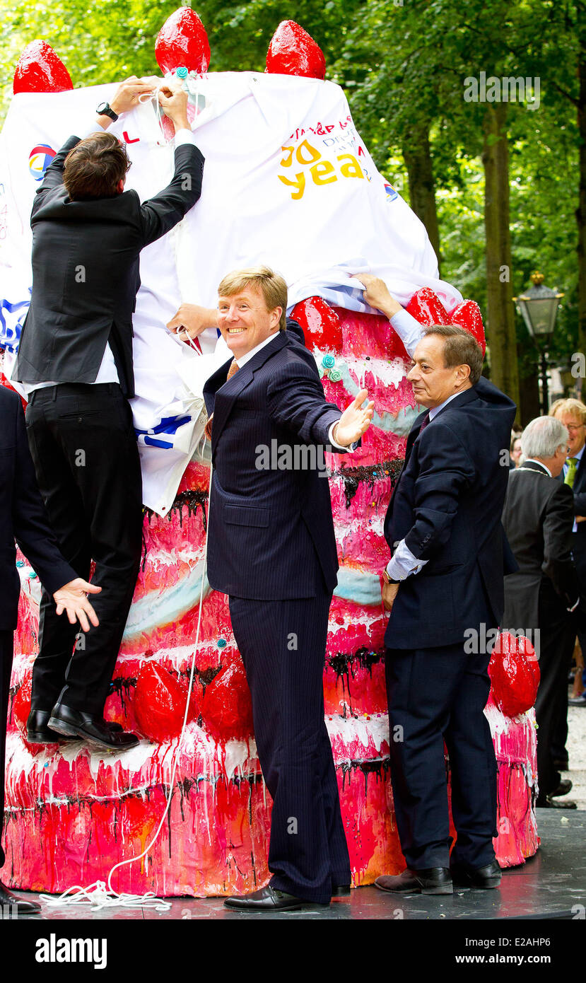 The Hague, Netherlands. 17th June, 2014. King Willem-Alexander of the Netherlands (C) and artist Vincent Olinet (L) unveil an artpiece that is part of the sculpture exposition named 'Grandeur - French sculpture arts from Laurens till now' at the street Lange Voorhout in The Hague, Netherlands, 17 June 2014. Photo: RPE-Albert Nieboer - NO WIRE SERVICE/dpa/Alamy Live News Stock Photo