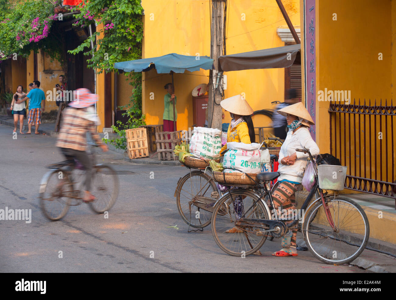 Women with bicycles, Hoi An (UNESCO World Heritage Site), Quang Nam, Vietnam Stock Photo