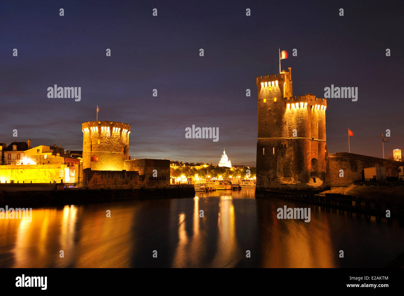 France, Charente Maritime, La Rochelle, tour de la Chaine (the Chain tower, to the left) and tour Saint Nicolas (Saint Nicolas Stock Photo