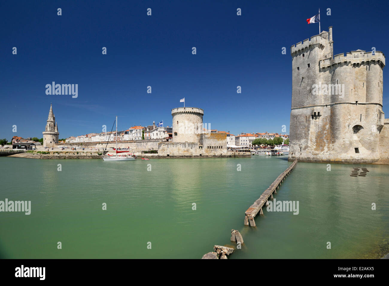 France, Charente Maritime, La Rochelle, tour de la Lanterne (the Lantern tower, to the left), tour de la Chaine (the Chain Stock Photo