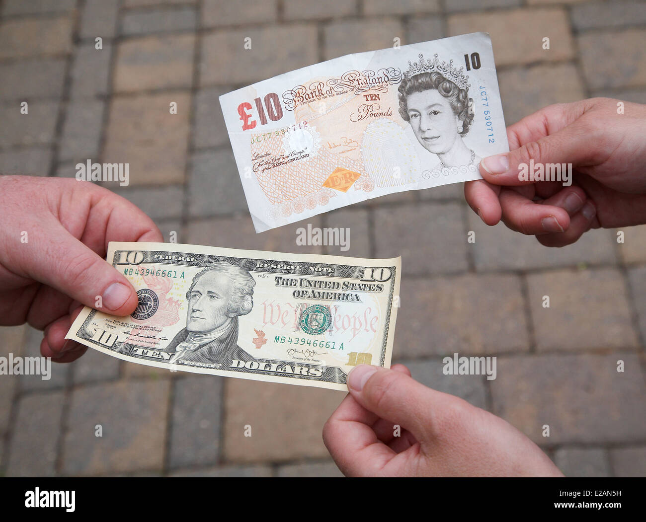 Ten pound note hand hi-res stock photography and images - Alamy