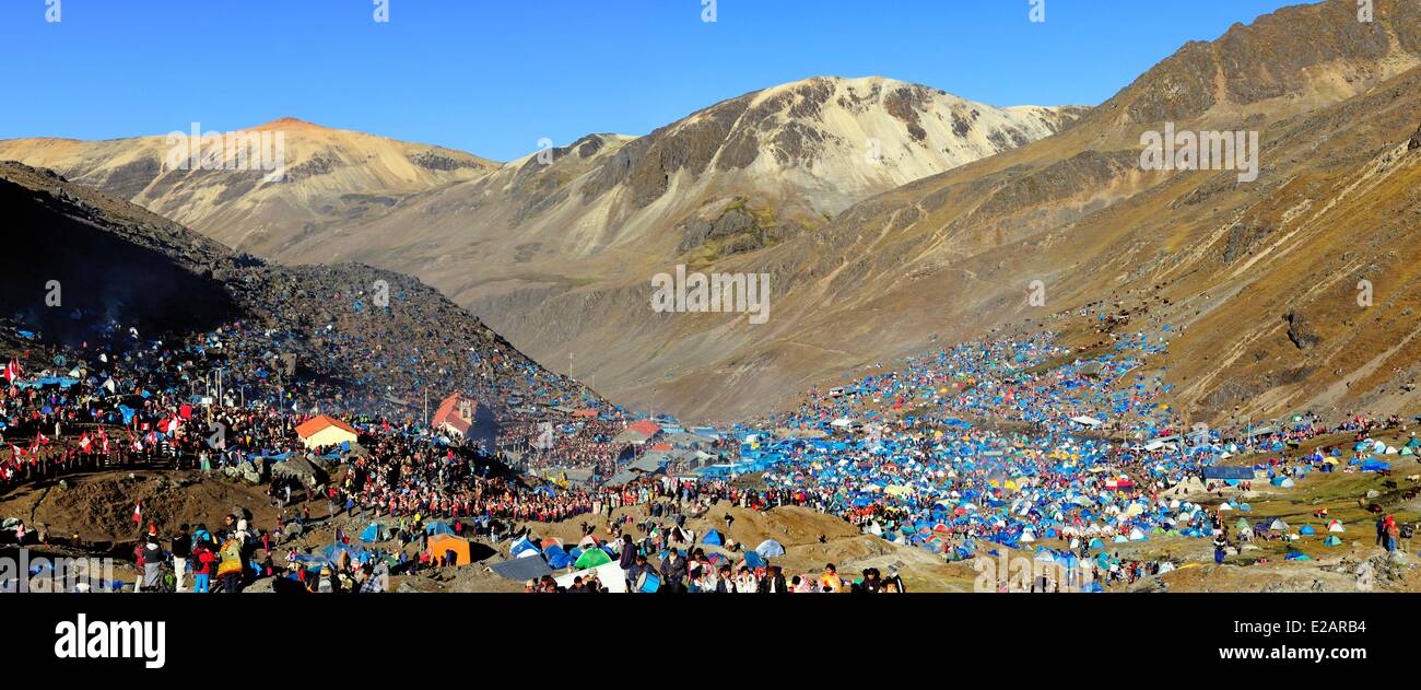 Peru, Cuzco province, Ocongate region, Lord Qoyllur Rit'i Day (or Snow Star Festival), a pilgrimage which takes place at 5000m Stock Photo