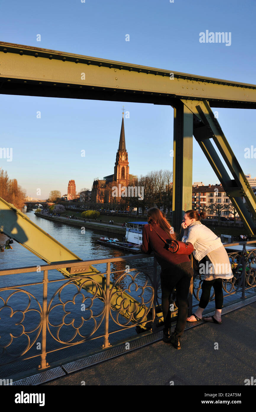 Germany, Hesse, Frankfurt am Main, Eiserner Steg (Iron Pedestrian bridge) over Main river and Dreikönigskirche Stock Photo