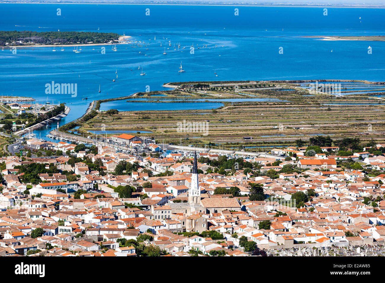 France, Charente Maritime, Ile de Re, Ars en Re, labelled Les Plus Beaux Villages de France (The France, Charente Maritime, Ile de Re, Ars en Re, labelled Les Plus Beaux Villages de France (The