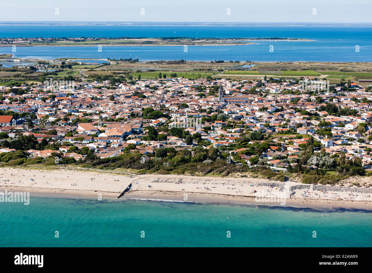 France, Charente Maritime, Ile de Re, La Couarde sur Mer, Aneries beach and the village (aerial view) Stock Photo