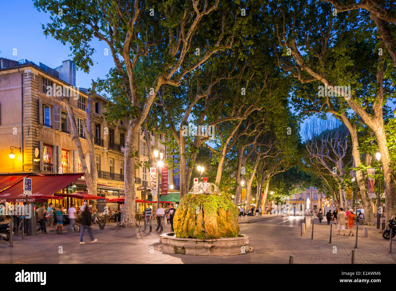 France, Bouches du Rhone, Aix en Provence, Cours Mirabeau, mossy fountain and King Rene statue Stock Photo