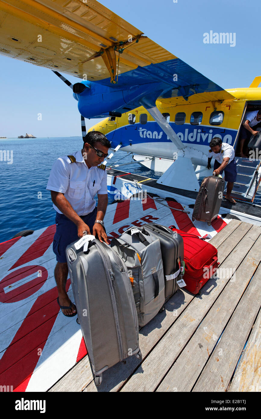Maldives, seaplane of Trans Maldivian, unloading luggage Stock Photo - Alamy