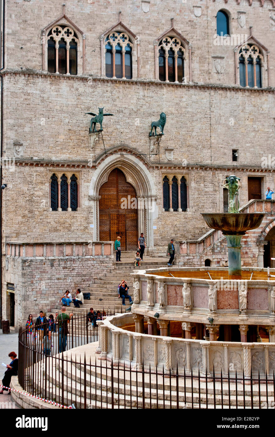 Italy, Umbria, Perugia, dei Priori palace, north facade, room notaries, 13th and 14th century, and the fountain Maggiore 13th Stock Photo