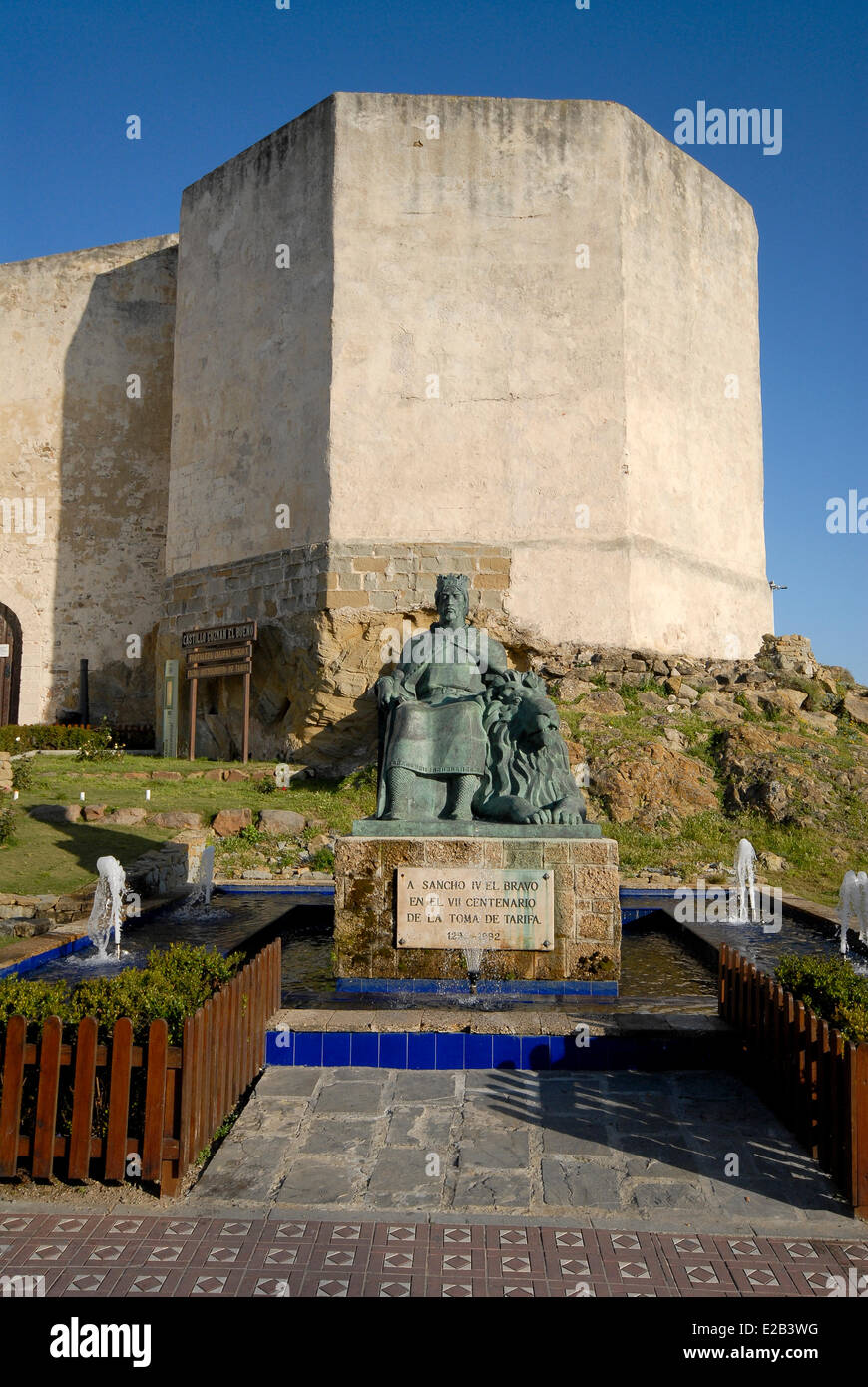 Spain, Andalucia, Costa de la Luz, Tarifa, Castillo de Guzman and Statue of Alonso Perez de Guzman Stock Photo