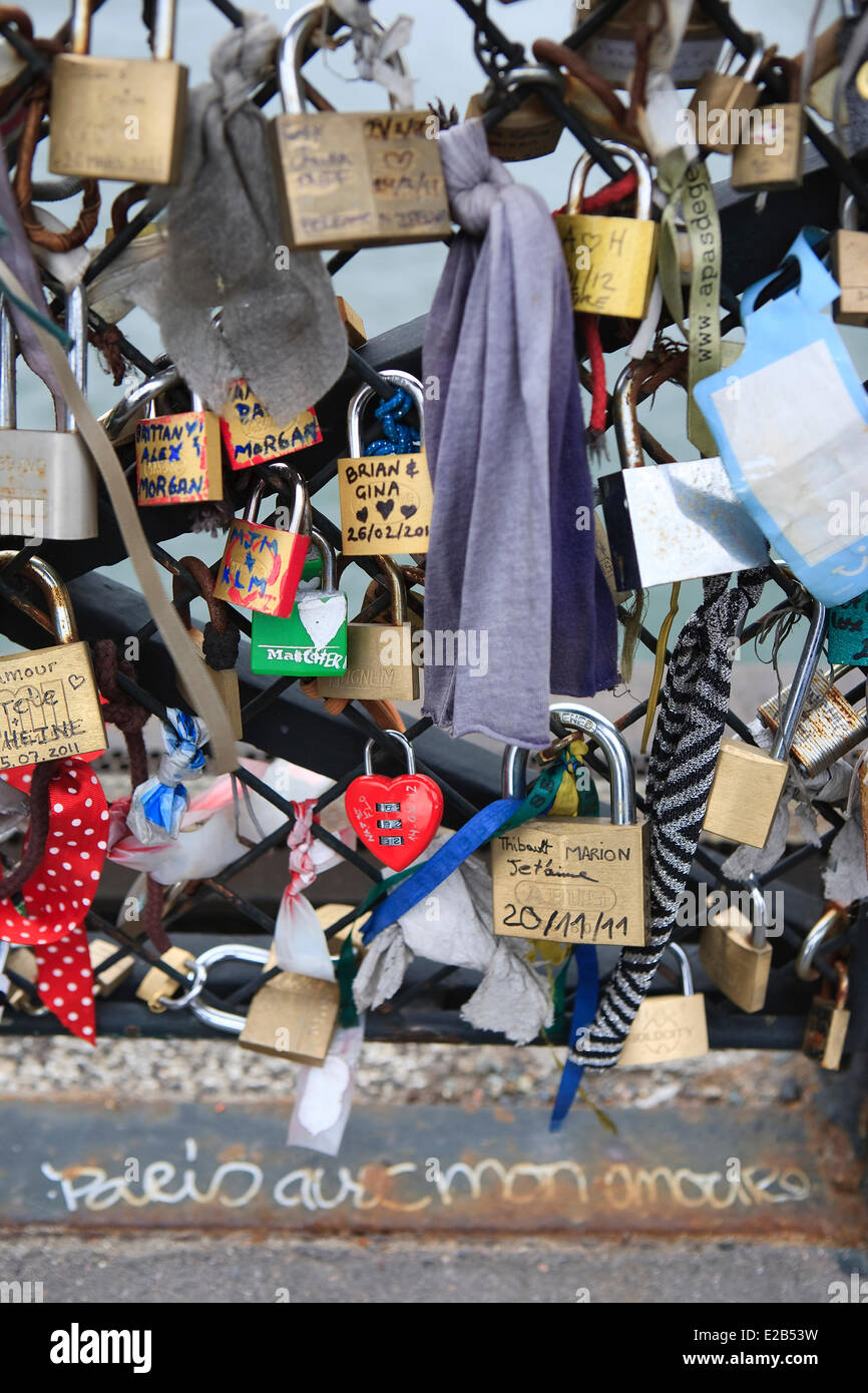 France, Paris, padlocks left by lovers on the railing of the Pont de l'Archeveche Stock Photo
