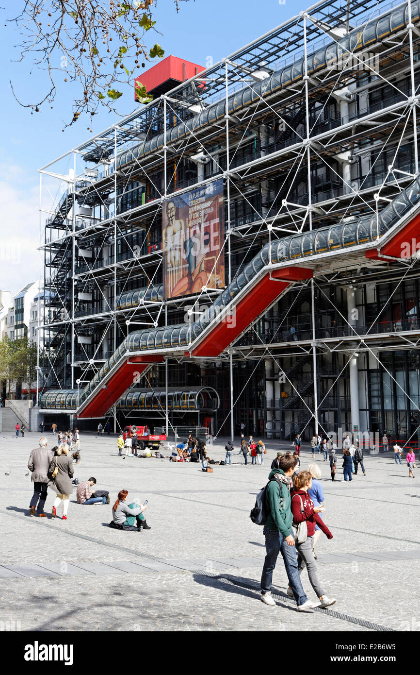 France, Paris, Centre Pompidou, by architects Renzo Piano, Richard Rogers and Gianfranco Franchini Stock Photo