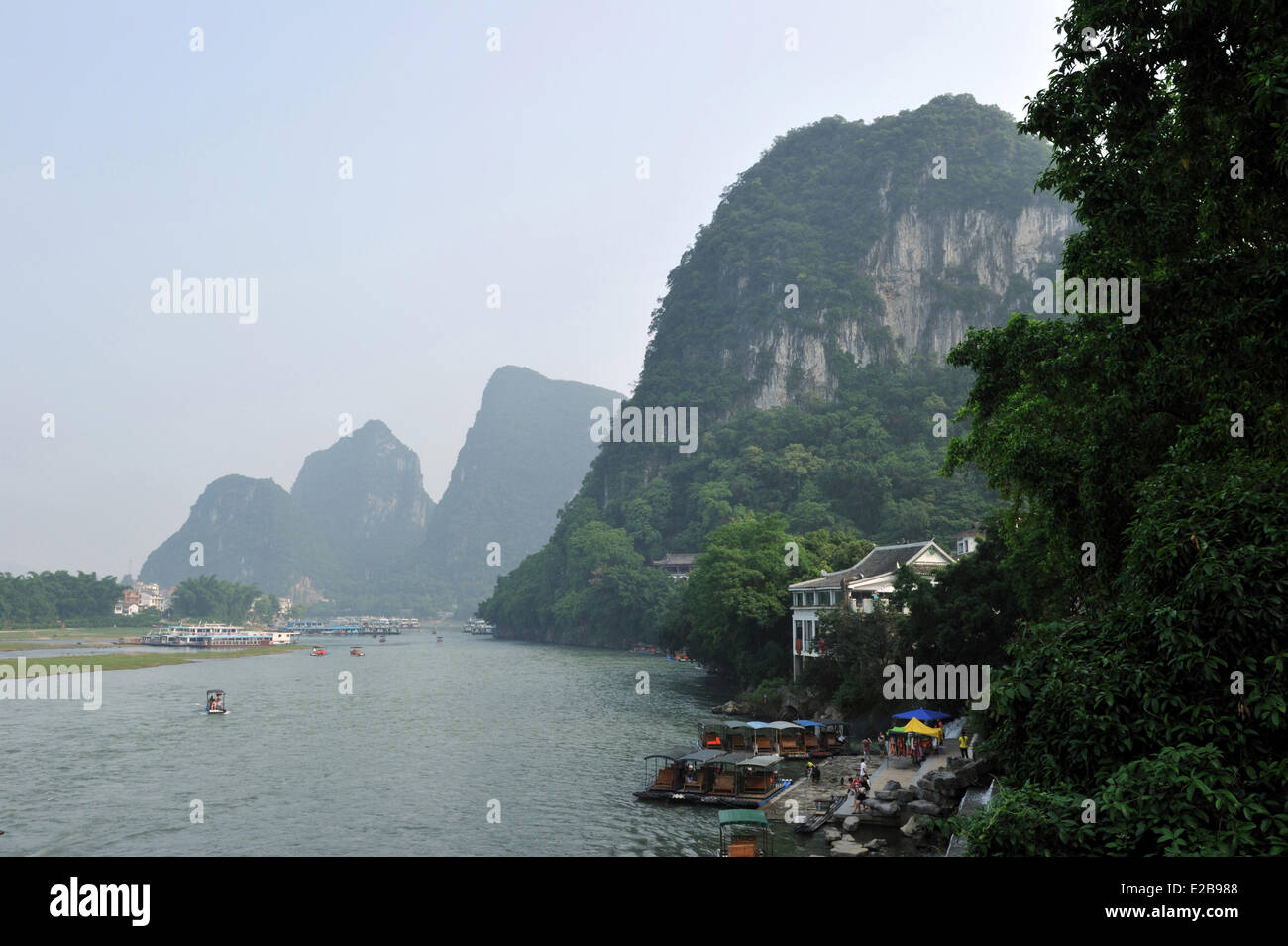 China, Guangxi province, Guilin region, Karst mountain landscape and Li River around Yangshuo Stock Photo