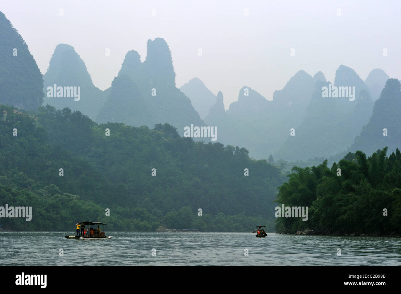 China, Guangxi province, Guilin region, Karst mountain landscape and Li River around Yangshuo Stock Photo