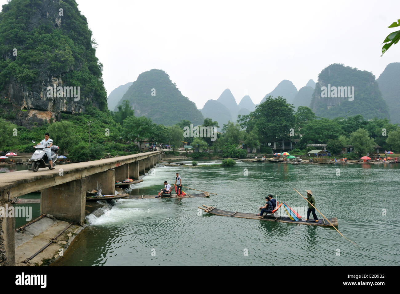 China, Guangxi province, Guilin region, Karst mountain landscape and Yulong River around Yangshuo, Chinese tourist on a raft Stock Photo