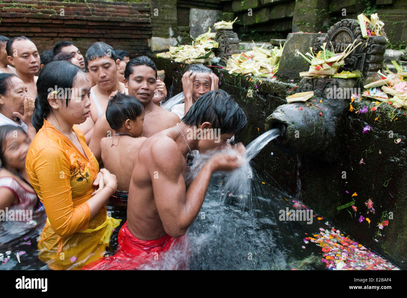 Indonesia, Bali, Tampaksiring temple and sacred baths Tirta Empul, crowd in water purifying Stock Photo