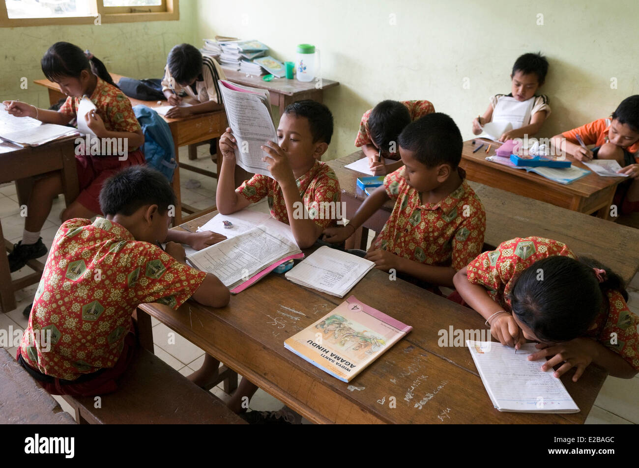 Indonesia, Bali, Tabanan, Tunjuk, Taman Sari Buwana traditional village, within a school, children learning to read and write Stock Photo
