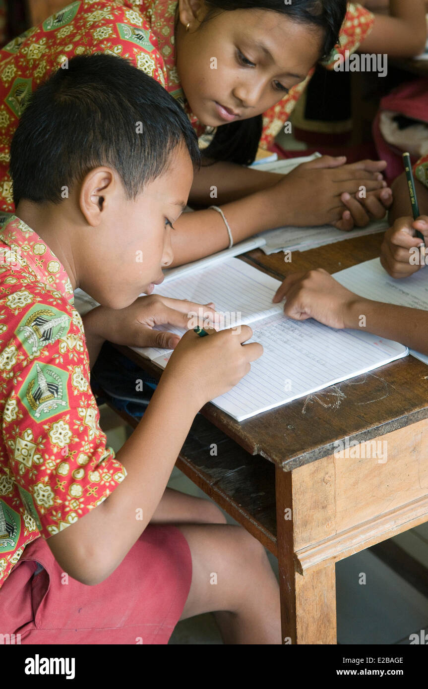 Indonesia, Bali, Tabanan, Tunjuk, Taman Sari Buwana traditional village, within a school, children learning to read and write Stock Photo