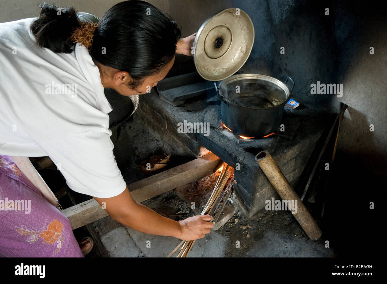 Indonesia, Bali, Tabanan, Tunjuk traditional village Taman Sari Buwana, woman in the kitchen Stock Photo