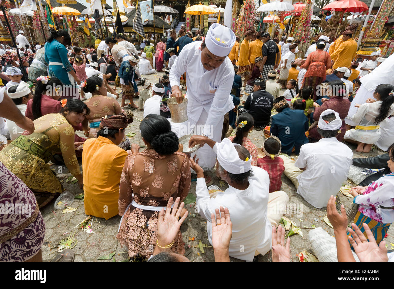 Indonesia, Bali, near Bedugul, Ulun Danu Batur temple, annual religious ceremony, distribution of dedicated rice to believers Stock Photo