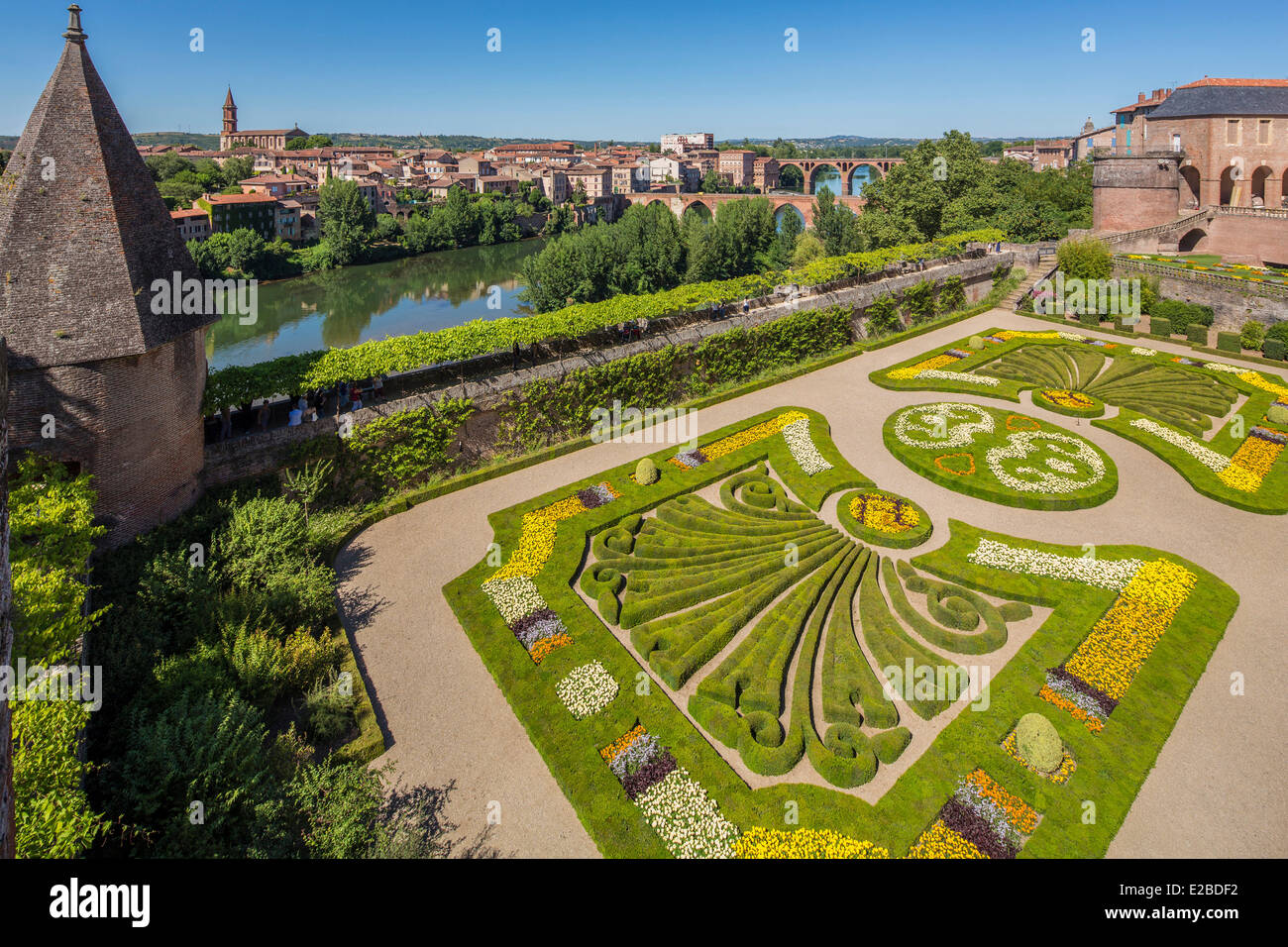 France, Tarn, Albi, episcopal city, listed as World Heritage by UNESCO, gardens in Palais de la Berbie over river Tarn Stock Photo
