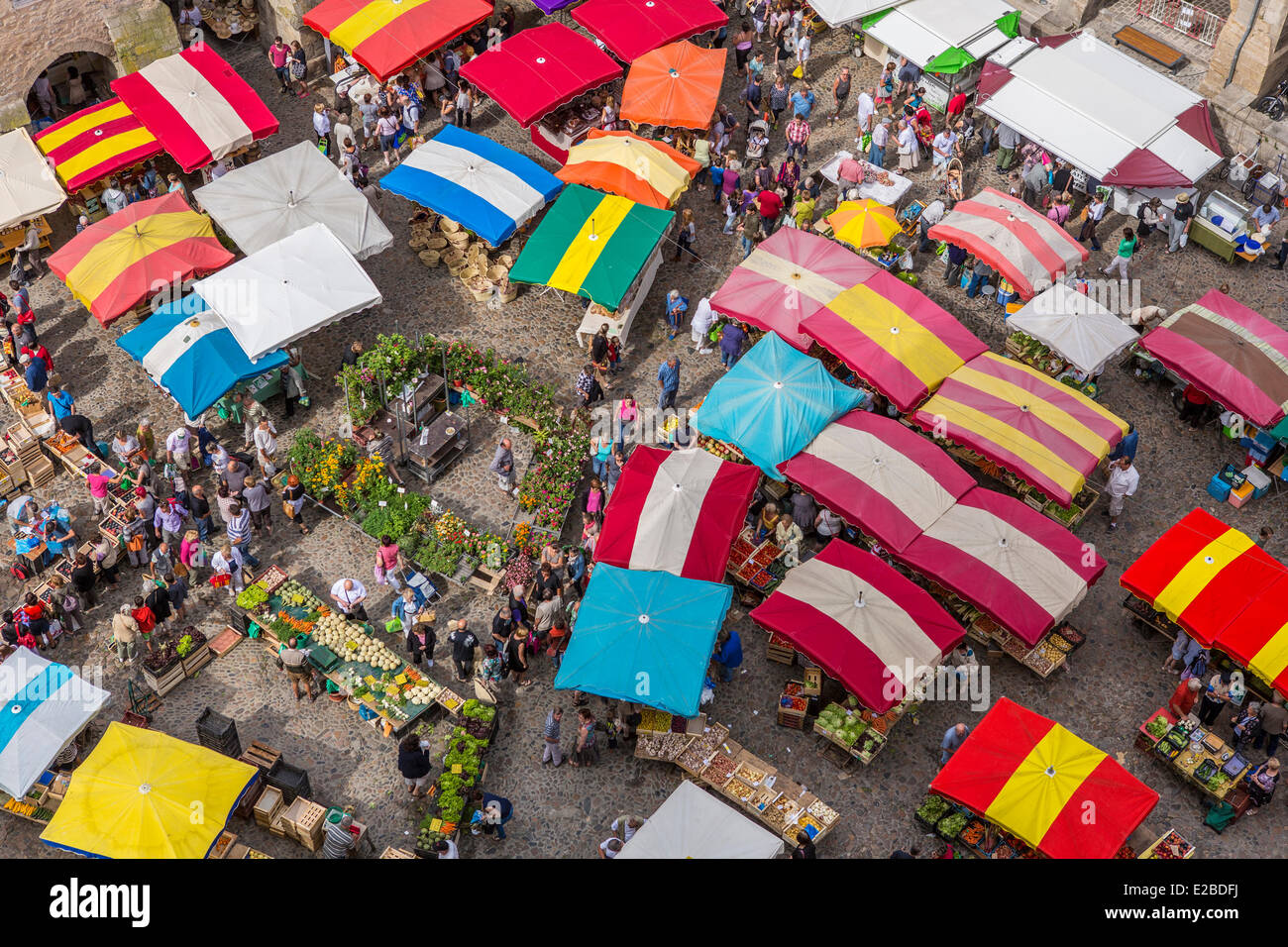 France, Aveyron, Villefranche de Rouergue, a stop on el Camino de Santiago, market day on the place Notre Dame since the bell tower of the collegiate church Notre Dame Stock Photo