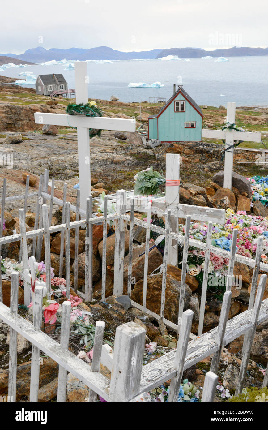 Greenland, Baffin Bay, Nutaarmiut, The graveyard and village Stock Photo